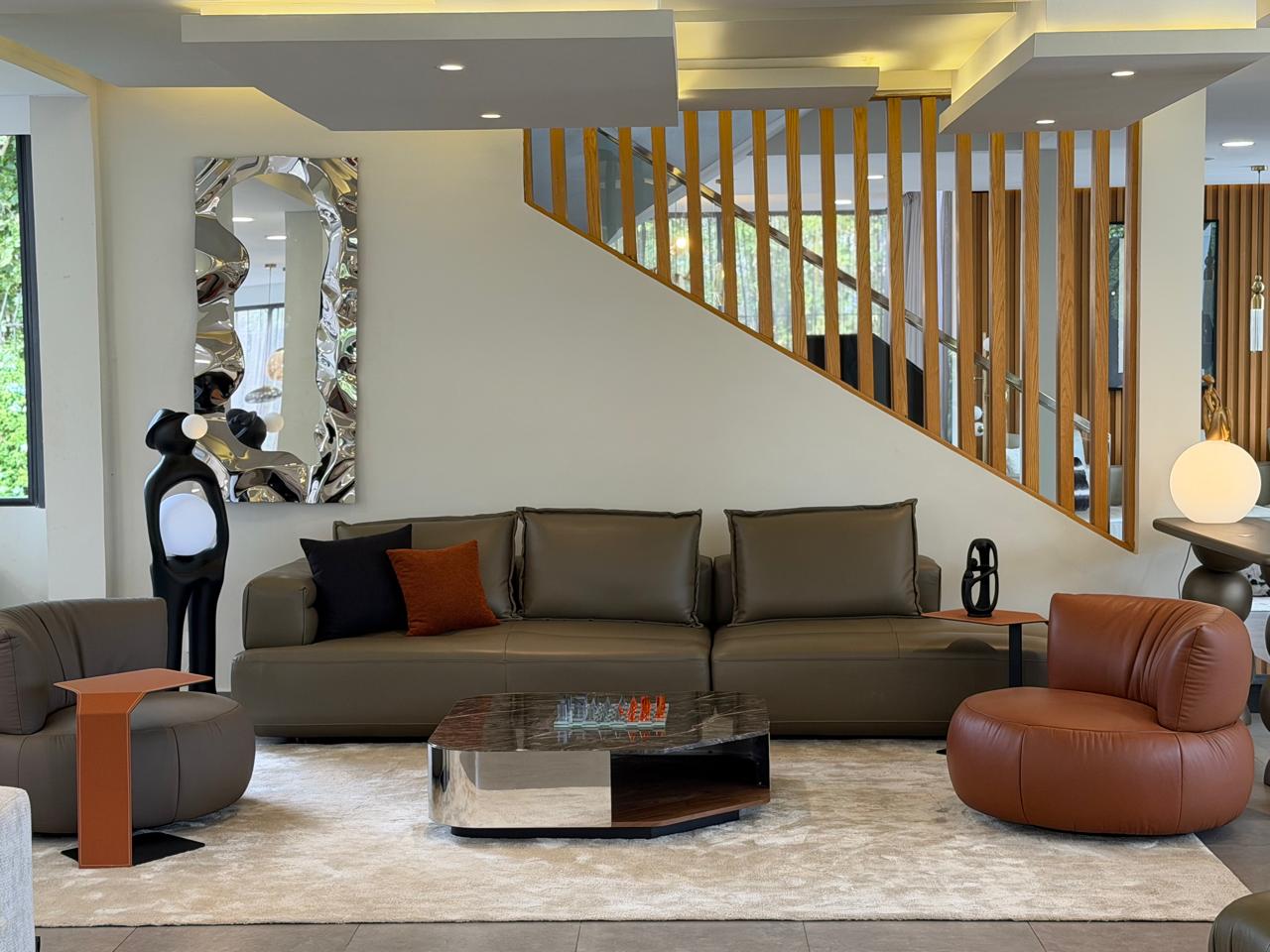 Canapé droit cuir Taupe + fauteuils pivotants
