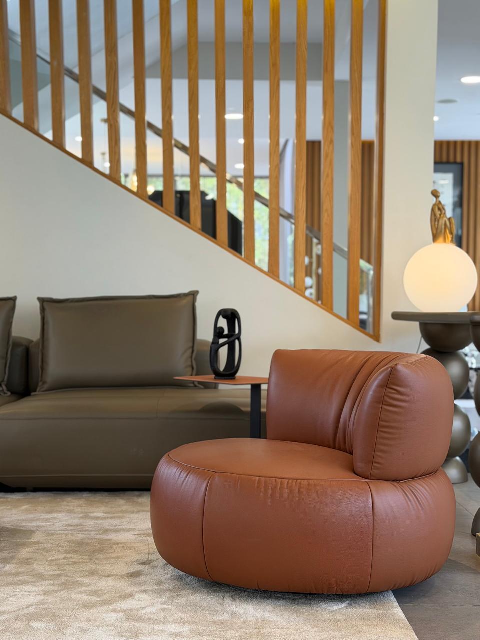 Canapé droit cuir Taupe + fauteuils pivotants