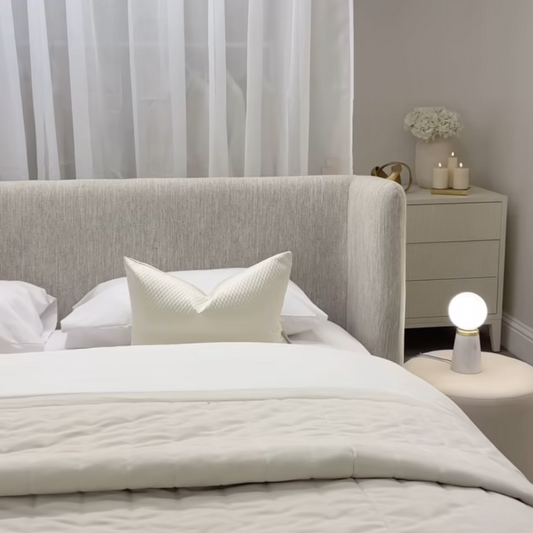 Lit curved sur les cotés avec rangement