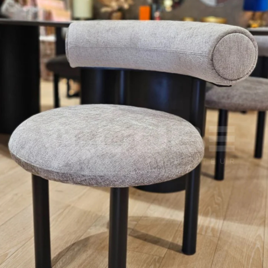 Chaise en métal noir laqué pour table à manger